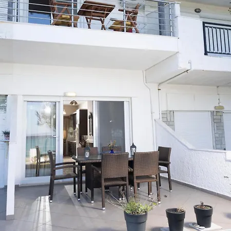Апартаменты Kapa Maisonette - Beachfront, 3 Min Walk To Mamalouka *