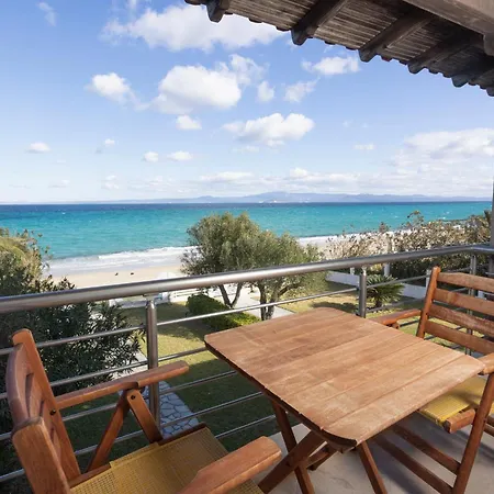 Апартаменты Kapa Maisonette - Beachfront, 3 Min Walk To Mamalouka