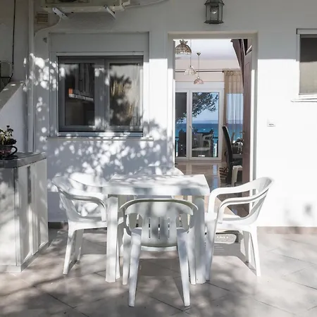 Апартаменты Kapa Maisonette - Beachfront, 3 Min Walk To Mamalouka