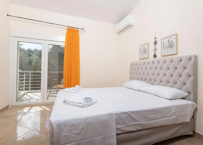 Kapa Maisonette - Beachfront, 3 Min Walk To Mamalouka Daire